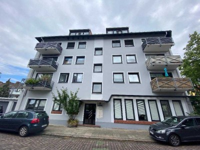 Gemütliche Zwei-Zimmer Dachwohnung mit EBK in Walle