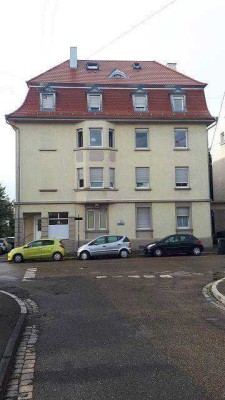 Altbauflair mit Stil: 4,5-Zimmer-Wohnung mit Stuckdecken & Einbauküche in Ludwigsburg West