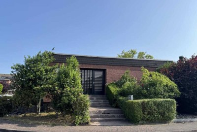 *** WEDOW *** Freistehender Bungalow mit 2 WE, Büro in H'rath!