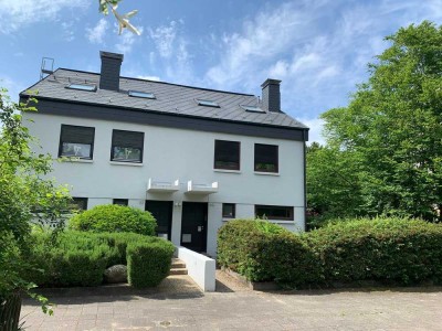 Charmante Doppelhaushälfte mit viel Platz, Garten & Garage