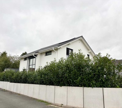 von Privat: Exklusives Einfamilienhaus mit moderner Architektur