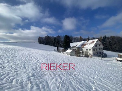 LAGE!  Bauernhaus auf der Anhöhe über dem Dorf –  mit Privatsphäre und eigenem Panoramaweg.