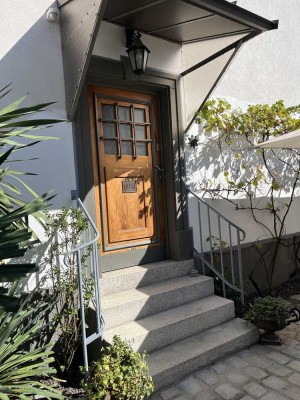 Stilvolle Single-2,5-Zimmer-Hochparterre-Wohnung mit geh. Innenausstattung