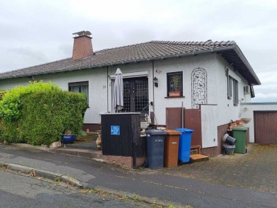 Freistehender Bungalow mit schönem Garten und Garage sowie kleinem Indoorpool