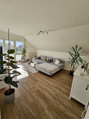 Schöne 2,5 Zimmer Wohnung mit EBK und Balkon