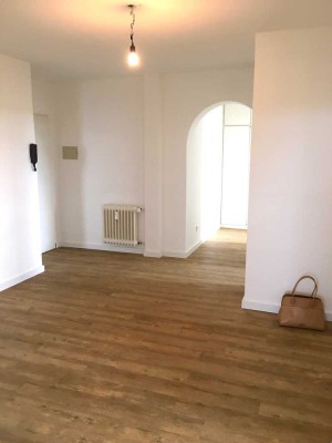 Frisch saniert: 4 Zimmerwohnung mit tollem Blick, 2 Balkonen, EBK, Aufzug, Gäste-WC etc...