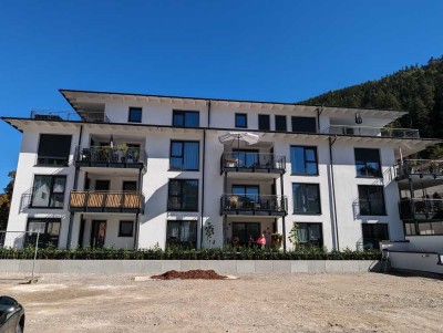 Freundliche und neuwertige 4-Zimmer-Erdgeschosswohnung mit geh. Innenausstattung mit Balkon