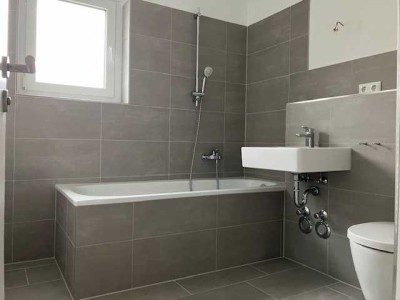 ++ Erstbezug nach Modernisierung + 4 Zimmer + EBK + Wannenbad + Gäste-WC + großzügiger Balkon ++