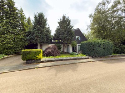 Stilvolles Wohnen mit Galerie und großzügigem Garten