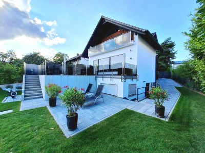 Modernes Architektenhaus, stilvoll renoviert – mit großem Garten, sonniger Terrasse & Talblick