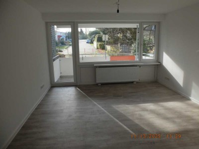 Ansprechende kompl. modernisierte/renovierte 2,5-Zi.-Whg. inkl. neuer Einbauküche und gr. Südbalkon