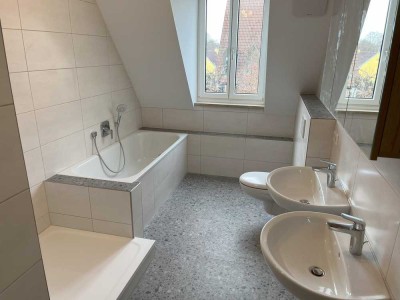 Große, lichtdurchflutete, komplett sanierte WG-Wohnung mit geh. Innenausstattung und Balkon