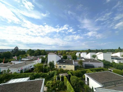 Einziehen & wohlfühlen - Modernes Wohnen mit Fernsicht: Sanierte DG Wohnung mit 3,5 Zimmer, Loggia &