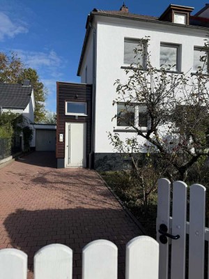 Neuwertige 5-Zimmer Doppelhaushälfte mit Garage und großem Garten in Oberursel (Taunus)