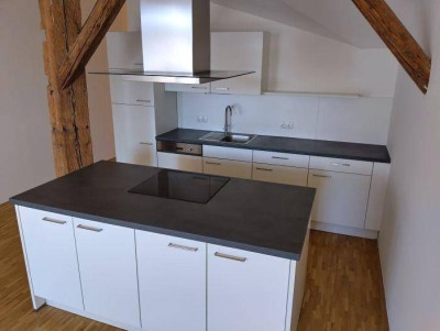 Helle 2 ZIMMER-Wohnung, neuwertige Einbauküche, neuwertiges Bad mit Wanne / WC, Lift, neben ÖGK!