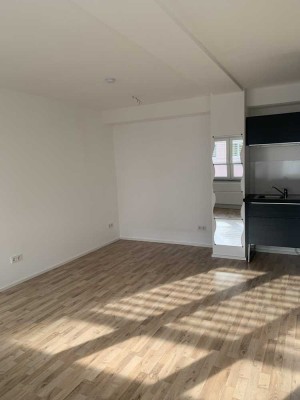 Neuwertige Wohnung mit einem Zimmer und EBK in Kaiserslautern