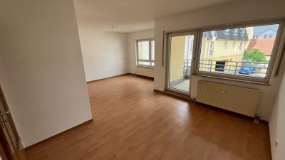 Zentrum, 2-Zi.-Whg. mit Balkon, Carport und Wanne