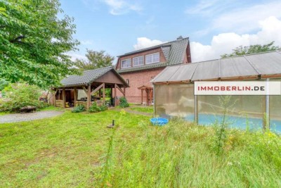 IMMOBERLIN.DE - Überzeugend gebautes Haus mit Einliegerwohnung, Garage & 4,1 Hektar Waldfläche