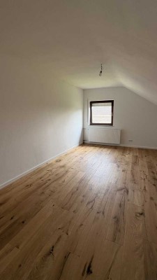 Schöne 3-Zimmer-DG-Wohnung mit Balkon und Einbauküche in Geislingen was