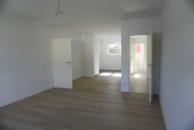 GROßZÜGIGE 3 ZIMMER WOHNUNG IN RUHIGER LAGE MIT OFFENER WOHNKÜCHe, BALKON UND WANNENBAD