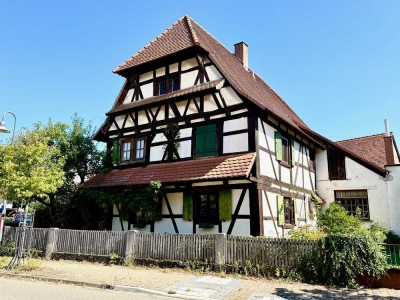 Historisches Fachwerkhaus mit Scheune