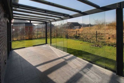 Familienoase vor Sylt: Moderne KfW-40 Doppelhaushälfte mit Wintergarten in Klanxbüll