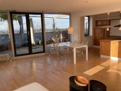 Rheingoldplatz: Loftartige Wohnung mit großer Dachterrasse