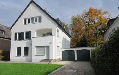 Charmante Stadtvilla mit großem Garten und zwei Garagen