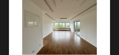 Kernsanierte 5 Zimmer Penthouse Wohnung (138m2) mit Skyline Blick