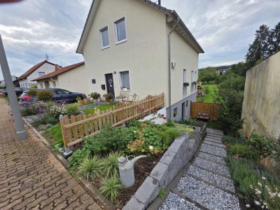 Modernes Einfamilienhaus mit Einliegerwohnung, großem Garten – ruhige Lage in Reisbach (Saarwelli
