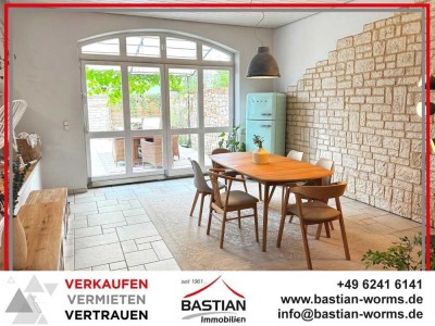 Haus im Haus: 183 m² Wfl. - 2 Terrassen - mediterraner Garten mit Hot Tub - Stellplatz - Westhofen!