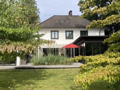 Traumhaft schöne Villa auf herrlichem Grundstück in Reinbek