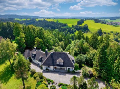 Einmalige Villa in ruhiger Alleinlage mit spektakulärem Weitblick!