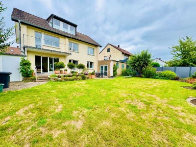 Familientraum! Modernisiertes Zweifamilienhaus mit hochwertigem Studio und zwei Garagen!