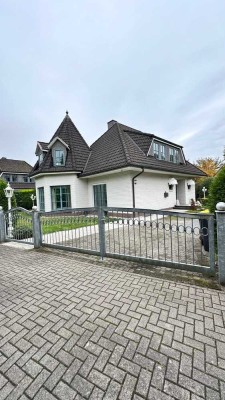 Geräumiges und gepflegtes Einfamilienhaus mit Garten und drei Stellplätzen