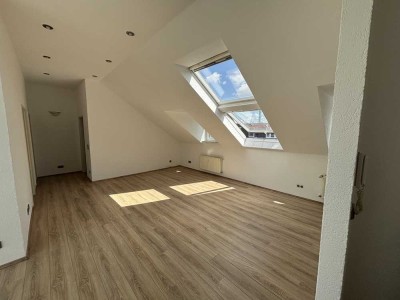Helle 3-Zimmer Dachgeschosswohnung mit Balkon in Neu-Ulm