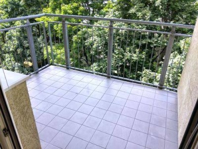 Ruhiger 2 ZIMMER-NEUBAU + West-Balkon 6m² + extra Küche möbliert + Bad mit Wanne + extra WC + Lift!