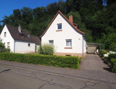 SCHNUCKELIGES FREISTEHENDES EINFAMILIENHAUS MIT GARAGE UND GARTEN