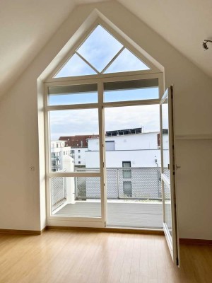 Sonnige Single 2-Zimmer-Dachgeschosswohnung mit Balkon und EBK in Augsburg