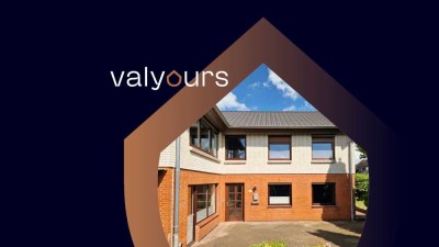 Raum für Ihre Wohnträume: Vielseitiges Zweifamilienhaus mit großem Garten und zwei Garagen