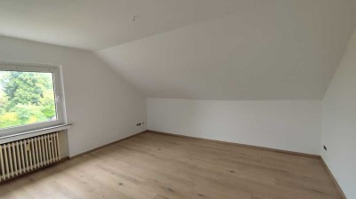 Schöne, renovierte Dachgeschosswohnung in ruhiger Lage