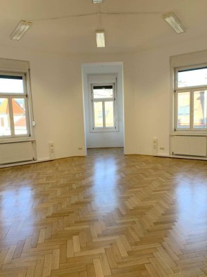GroßzügigerTop-Altbau nächst Geidorfplatz mit Parkplätzen