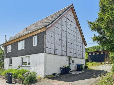 Sanierungsbedürftiges Ein-/Zweifamilienhaus mit 7 Zimmern und Lagerhalle in Eslohe (Sauerland)