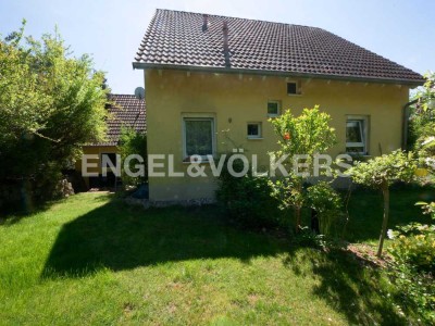 Freistehendes Einfamilienhaus mit sonnigem Garten und Garage in gefragter Lage