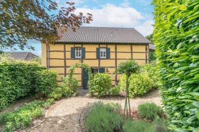 Stilvoll wohnen im Denkmalhaus mit Gartenidylle