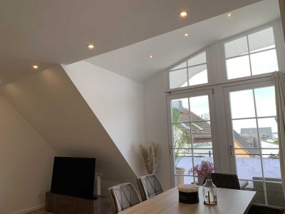 Moderne helle 3,5-ZKB Maisonette-Wohnung mit hohen Fenstern, Sonnenterasse, Garage & Keller!