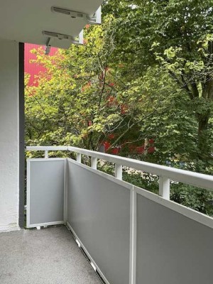 2,5-Zimmer-Wohnung mit neuem Laminatboden und Balkon in Birth