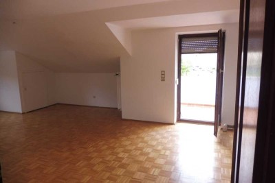 Schöne 2,5-Zimmer-Dachstudio-Wohnung  mit Balkon