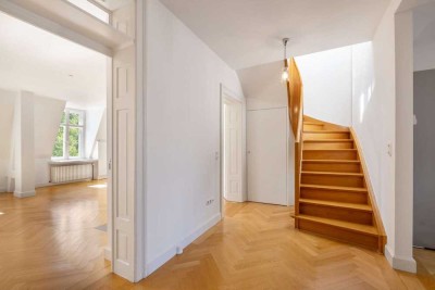Hinreißende 3-Zimmer-Maisonette in Altbau-Villa mit Blick auf den Schlosskanal