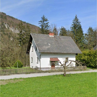 Wohnhaus mit Balkon, Garage und Garten